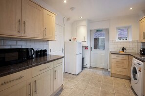 Private kitchen - HEREFORD - Raven House - 4 Bedroom House West of City with Parking - Sleeps 7 (Hereford)