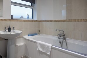 Shower - HEREFORD - Raven House - 4 Bedroom House West of City with Parking - Sleeps 7 (Hereford)
