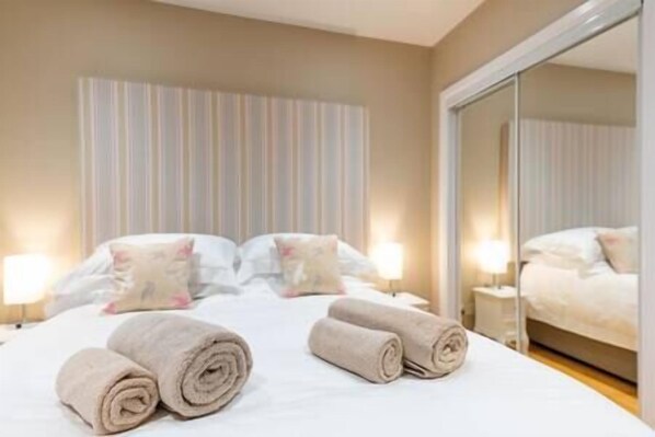 3 dormitorios, escritorio, tabla de planchar con plancha y wifi