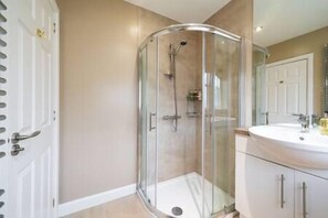 Ensemble douche/baignoire, articles de toilette gratuits, sèche-cheveux