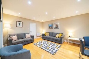 Una Smart TV, un reproductor de DVD