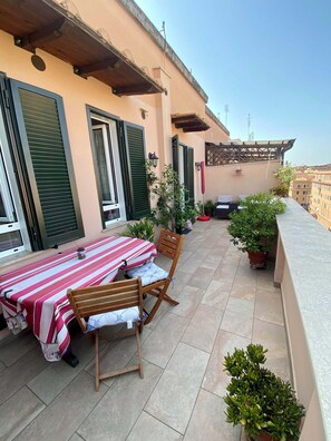 Outdoor dining - Beautiful Terrace on Rome (Roma)