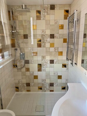Ducha, secador de pelo, bidet, toallas