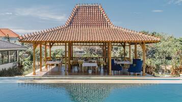 Hồ bơi ngoài trời