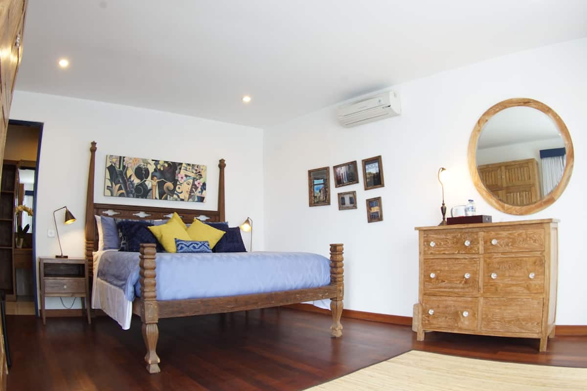 Deluxe Suite, 1 Queen Bed, Private Bathroom, Garden View | In-room safe, desk, WiFi (free)