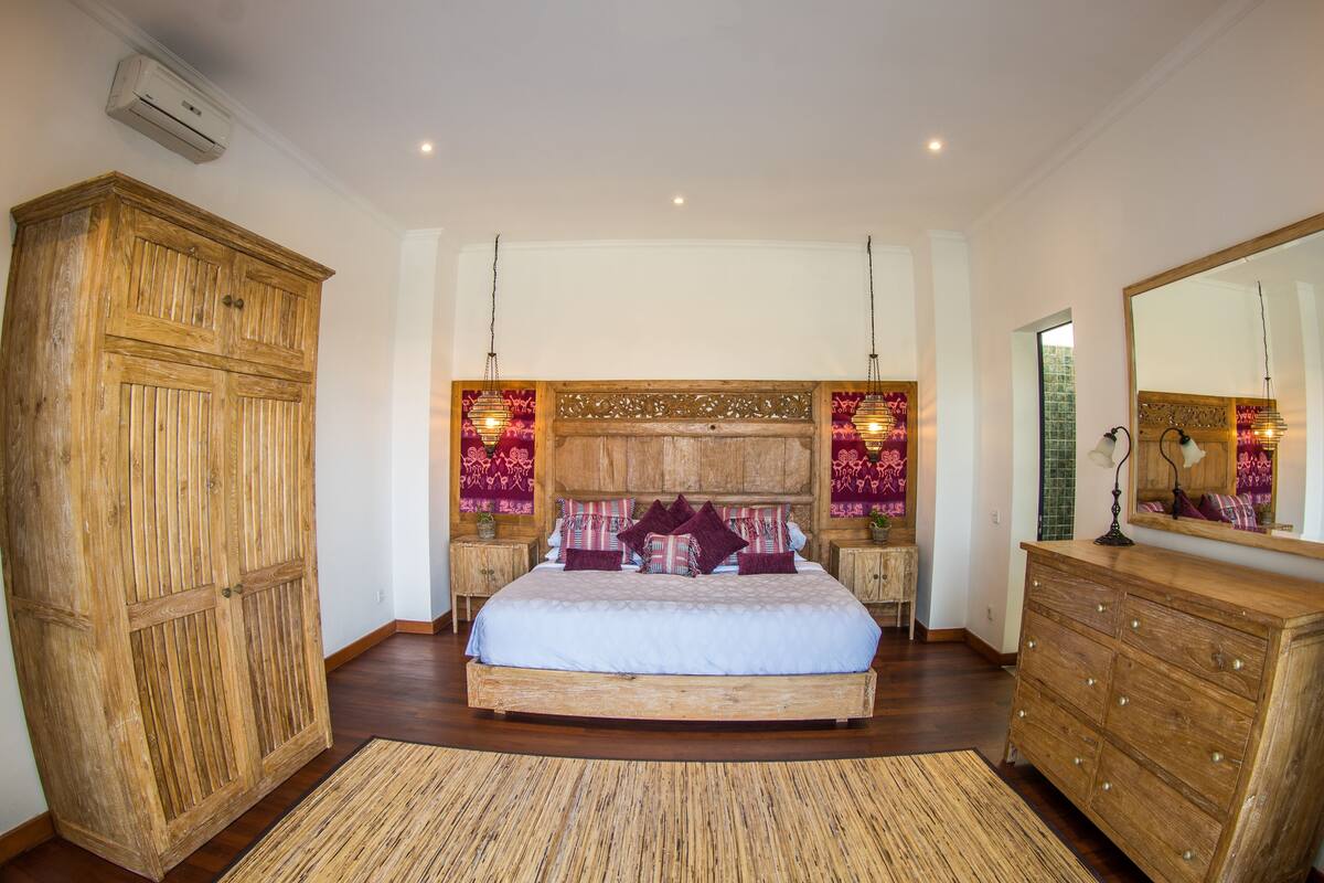 Deluxe Suite, 1 King Bed, Private Bathroom, Garden View | In-room safe, desk, WiFi (free)