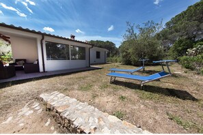 Terrace/patio - Villa Paradiso, in the beach by foot, big garden,  Wifi, all inclusive (Cala Liberotto)