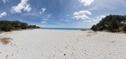 Villa Paradiso, in the beach by foot, big garden,  Wifi, all inclusive