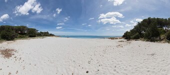 Villa Paradiso, in the beach by foot, big garden, Wifi, all inclusive