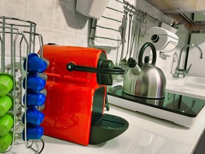 Kühlschrank, Mikrowelle, Herdplatte, Wasserkocher mit Kaffee-/Teezubehör