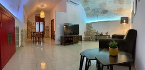 TV, books - Al Vicoletto -Typical apartment in the historic center located on the ground floor (Ginosa)