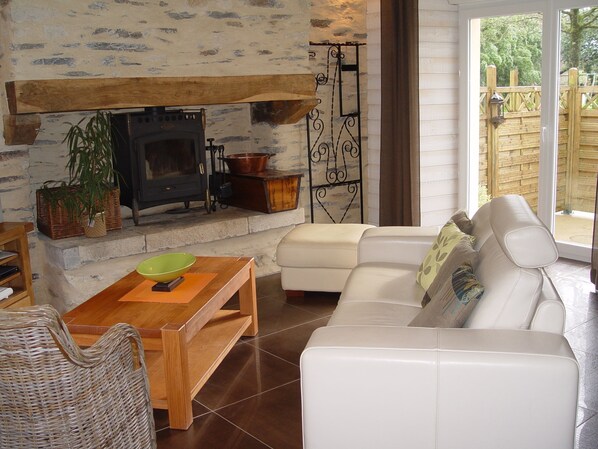 Fernseher, Kamin, DVD-Player, Tischfußball