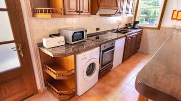 Frigorífico, microondas, horno y lavavajillas