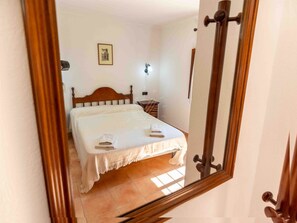 3 bedrooms, iron/ironing board, Internet, bed sheets
