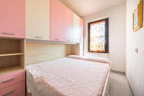 3 Schlafzimmer, Schreibtisch, Bügeleisen/Bügelbrett, Reisekinderbett
