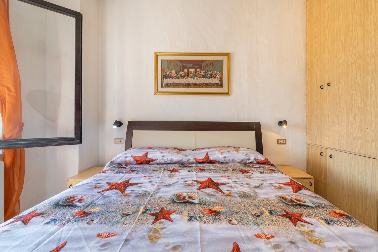 3 dormitorios, escritorio, tabla de planchar con plancha y cuna de viaje