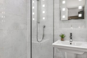 Dusche, Handtücher, Seife, Toilettenpapier