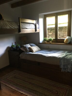 3 Schlafzimmer, Schreibtisch, Bügeleisen/Bügelbrett, Reisekinderbett