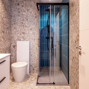 Een bad, een haardroger, een bidet, handdoeken