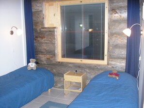 2 bedrooms, iron/ironing board, free WiFi, bed sheets - Traditional Ski Cabin in lovely forest setting in Äkäslompolo, Ylläs (Kolari)
