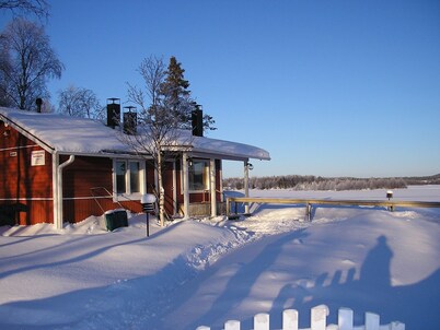 Traditional Ski Cabin in lovely forest setting in Äkäslompolo, Ylläs