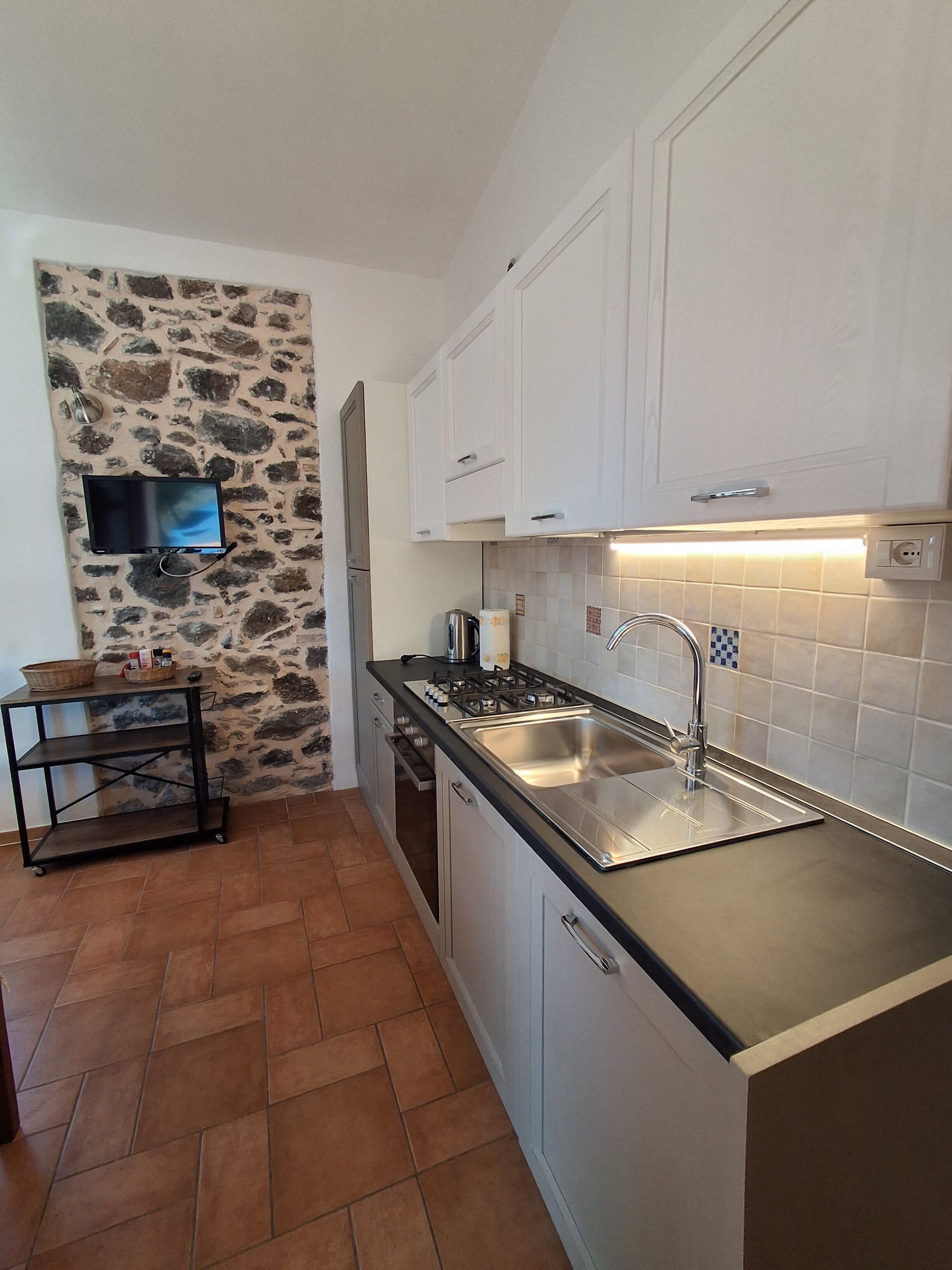 Fridge, oven, stovetop, coffee/tea maker