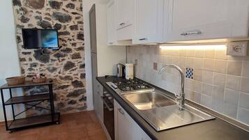 Fridge, oven, stovetop, coffee/tea maker