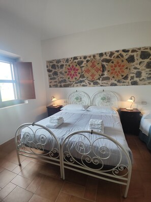 2 chambres, fer et planche à repasser, Wi-Fi, draps fournis