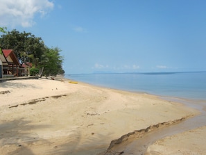 Plage à proximité, chaises longues, serviettes de plage