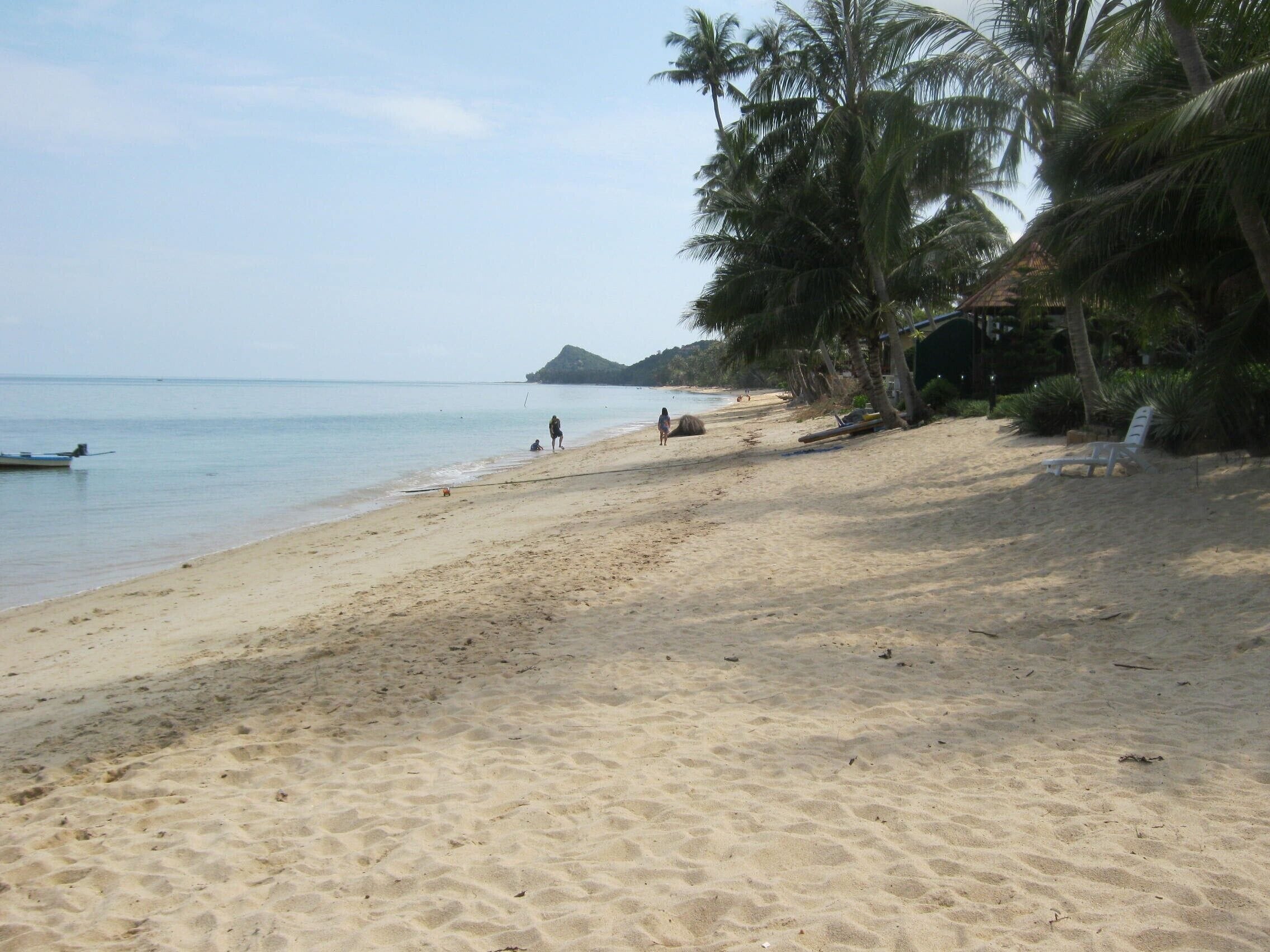 Una playa cerca, sillas reclinables de playa, toallas de playa