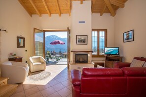 Fernseher, Kamin, DVD-Player