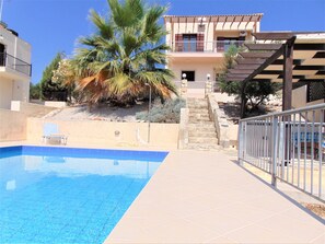Seasonal outdoor pool, pool umbrellas, pool loungers - Villa Alexey (Platanias)