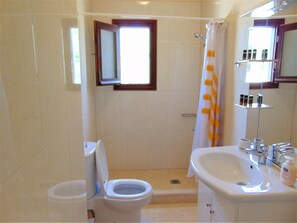 Comfort-Villa, 2 Schlafzimmer, Poolblick | Badezimmer
