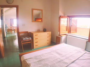 2 bedrooms, iron/ironing board, bed sheets