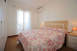 2 bedrooms, iron/ironing board, WiFi