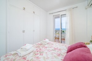 2 bedrooms, iron/ironing board, WiFi