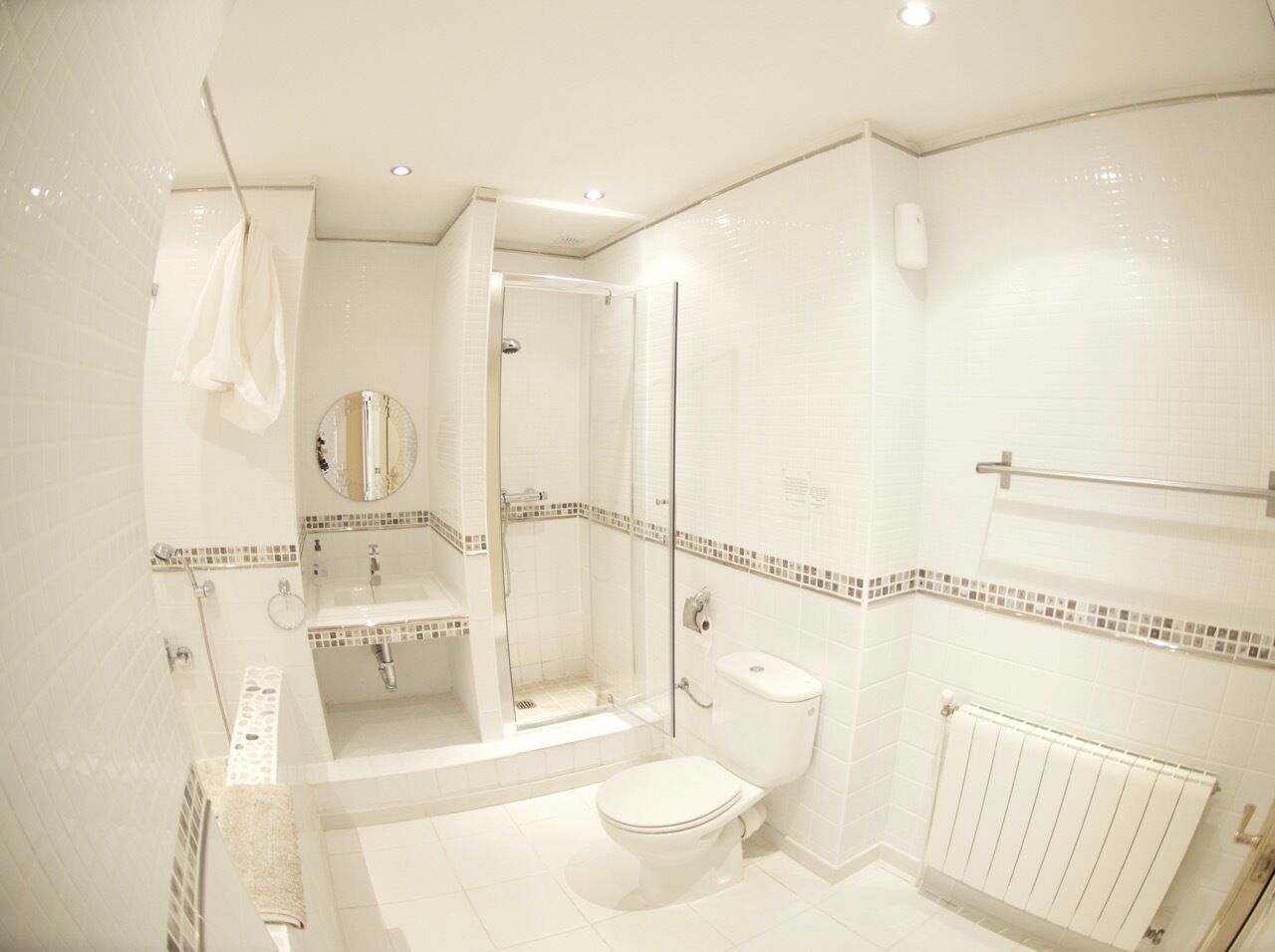 Ein Badezimmer mit Dusche, Toilette und Waschbecken.