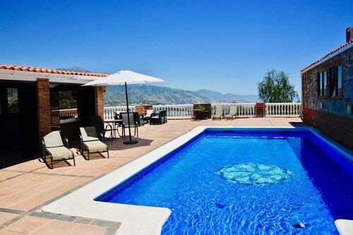 Beautiful Country Villa with stunning views, private pool & tennis court 