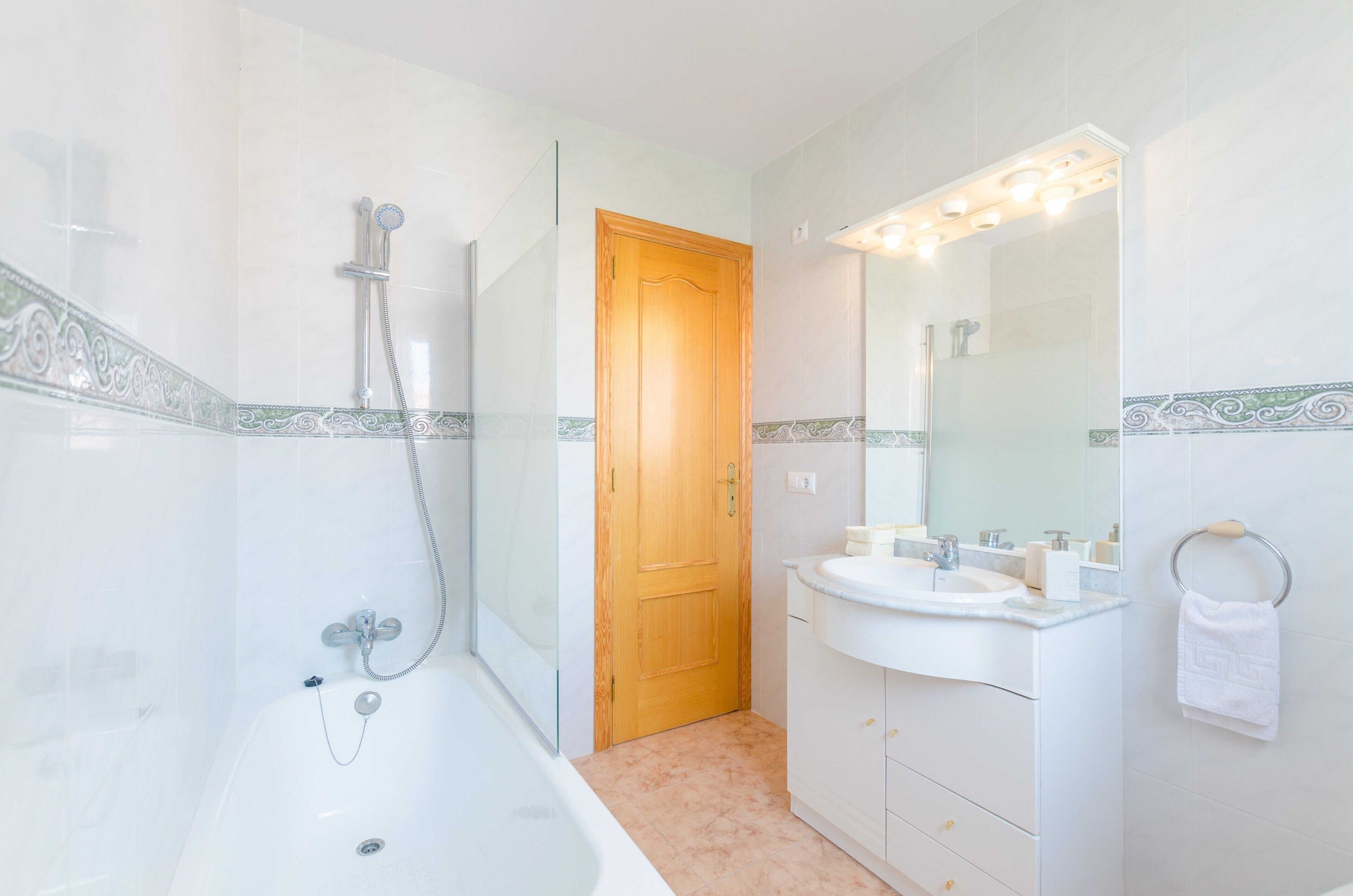 Combined shower/bathtub, hair dryer, bidet, towels