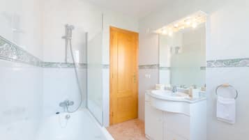 Combined shower/bathtub, hair dryer, bidet, towels