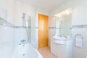 Ensemble douche/baignoire, sèche-cheveux, bidet, serviettes fournies