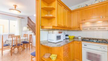 Een koelkast, een microgolfoven, een oven, een kookplaat