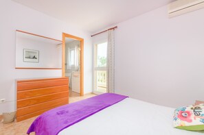 3 makuuhuonetta, silitysrauta/-lauta, ilmainen Wi-Fi, vuodevaatteet
