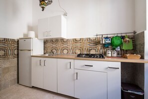 Fridge, cookware/dishes/utensils - Domus Sicily -  Sant'Agostino Apartment - Spacious apartment 3 bedrooms ensuite (Palermo)