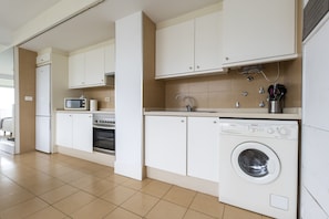 Kühlschrank, Mikrowelle, Ofen, Toaster