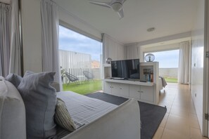 1 slaapkamer, een strijkplank/strijkijzer, reisbedje, wifi