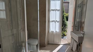 Douche, sĂšche-cheveux, serviettes fournies, savon