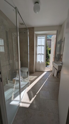 Shower, hair dryer, towels, soap - Delightful Gite in SW France - Private Garden, Close to Town & beautiful walks (Mazamet)