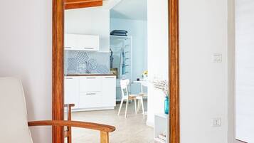 Fernseher, Tischfußball, Tischtennisplatte, Bücher