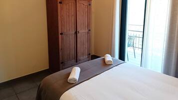 2 slaapkamers, een strijkplank/strijkijzer, internet, beddengoed